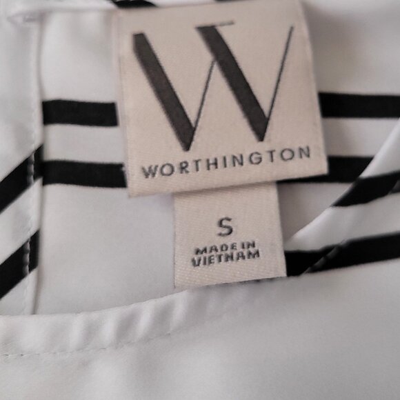 Black and white sleeveless shell size small. - Picture 3 of 4